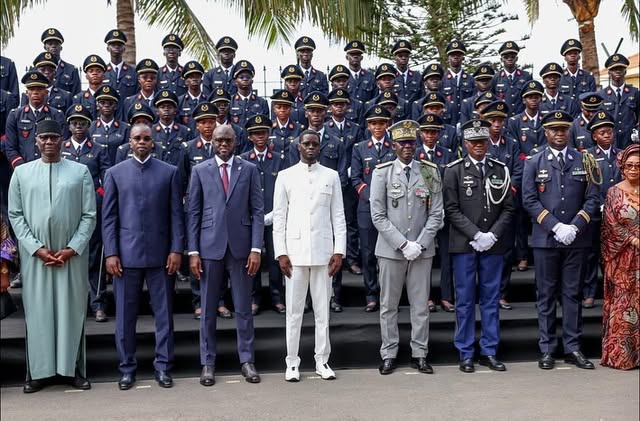 Photo de groupe — officiers et partenaires
